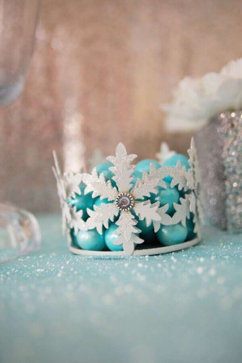 41. Invista nos detalhes delicados para a decoração de festa da Frozen – Foto: Kara’s Party Ideas