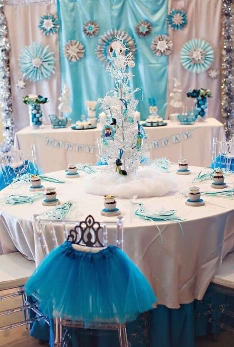 42. Decora&ccedil;&atilde;o de festa da Frozen azul e branco &ndash; Foto: Pinterest