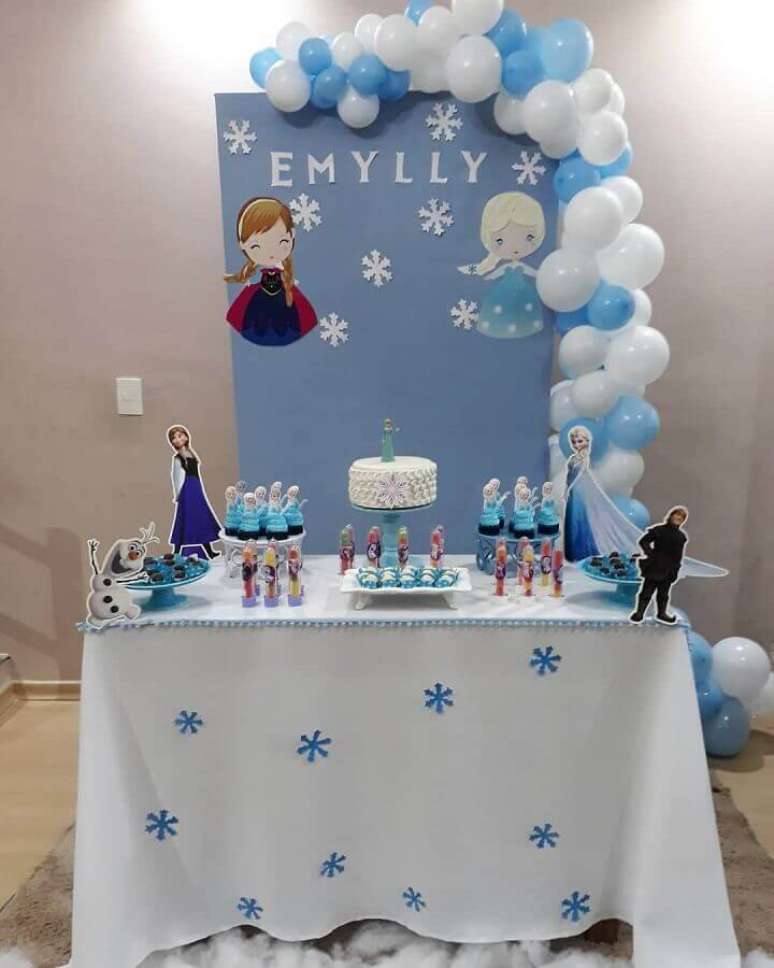 9. Faça a sua própria decoração de festa da Frozen simples – Foto: Mamãe Festeira Decor