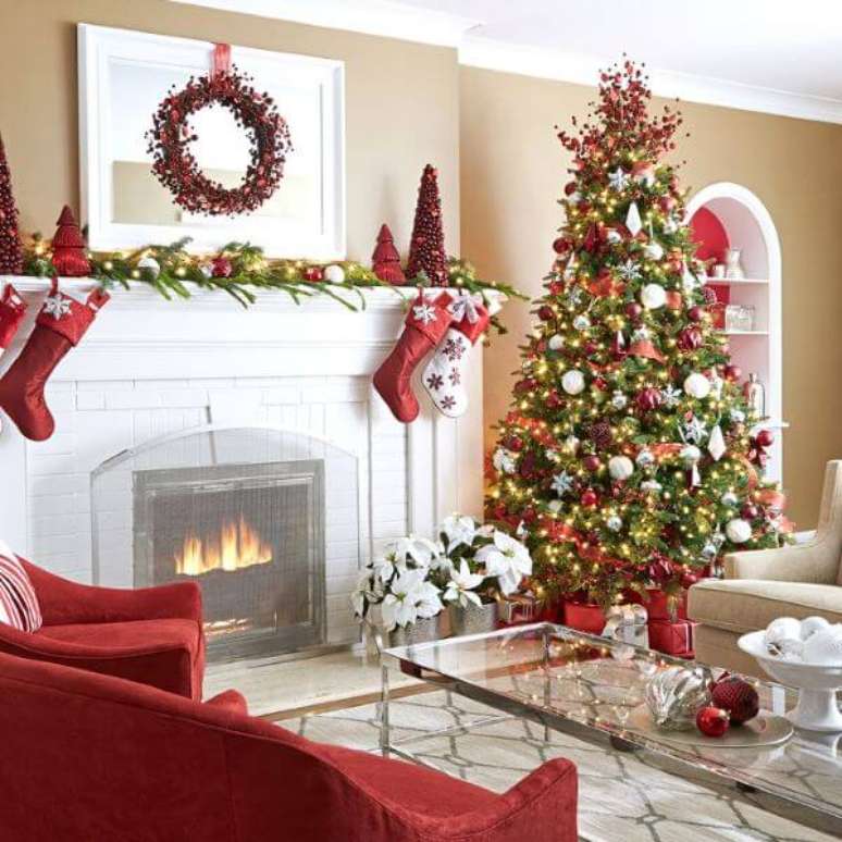 74. Decoração de natal com botas de papai noel decorando o ambiente – Por: Pinterest
