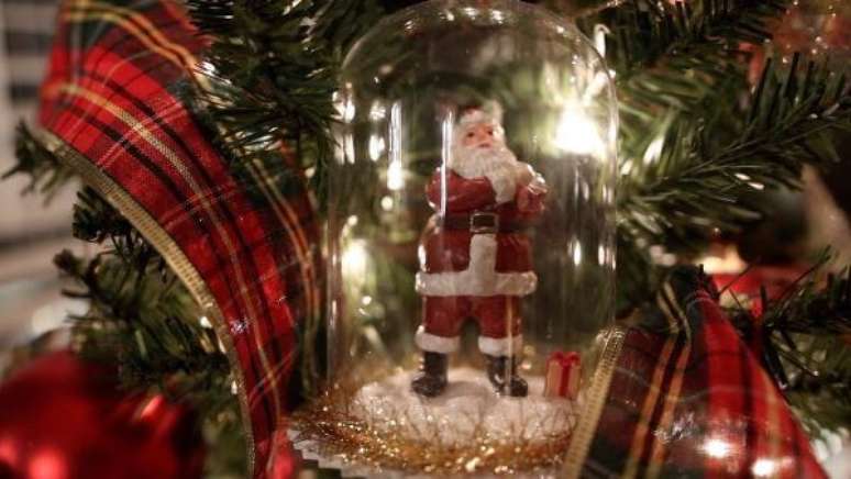 8. Use o papai noel para decorar a árvore de natal – Por: Garden Answer