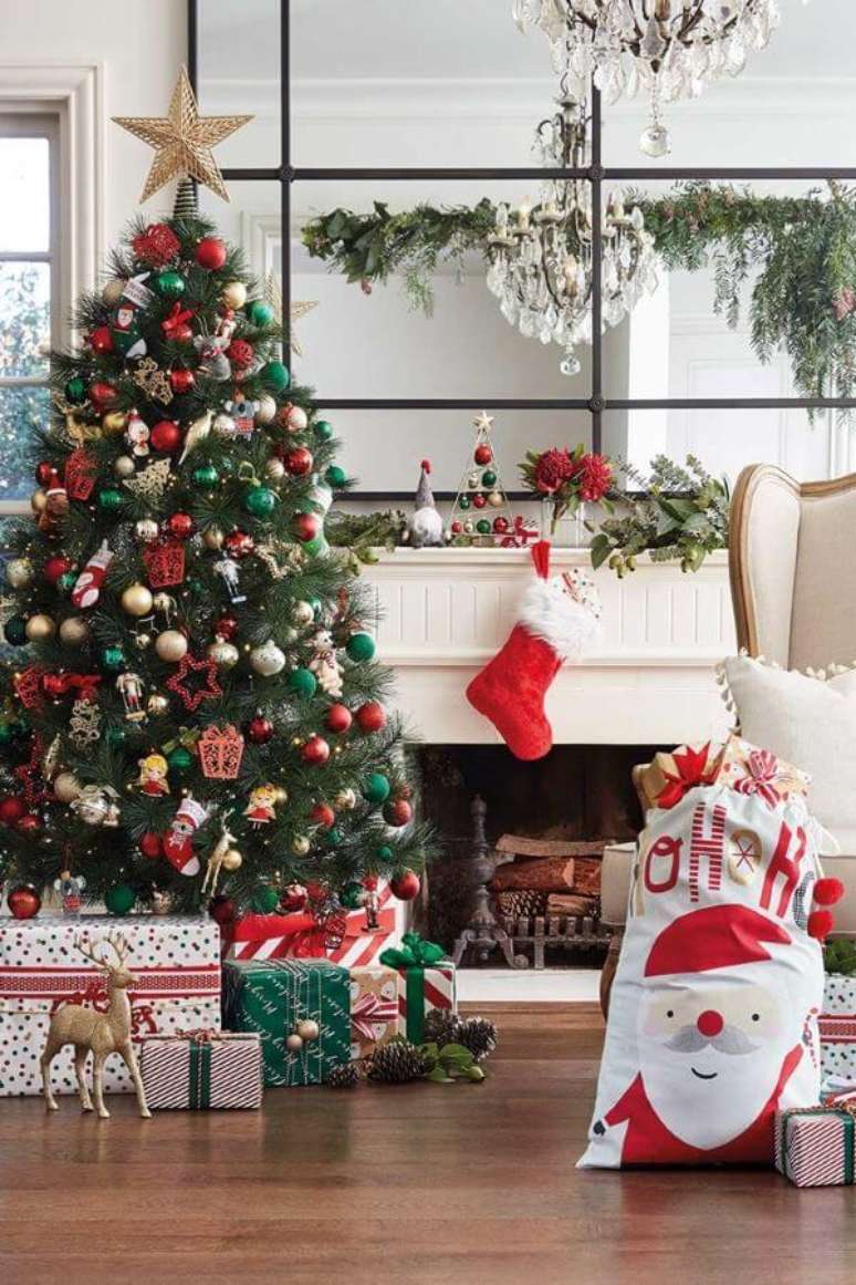 2. Decoração de natal com papai noel nos detalhes – Por: Home Beautiful