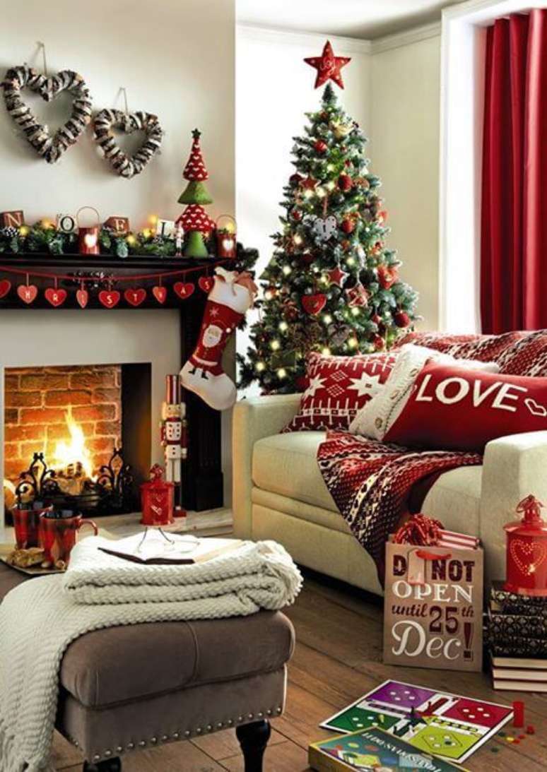 11. Decoração de natal com papai noel decorando a árvore e a lareira – Por: Pinterest