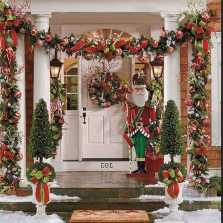 14. Decora&ccedil;&atilde;o de porta de papai noel na entrada de casa &ndash; Por: Body Decora