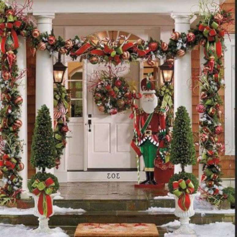 14. Decoração de porta de papai noel na entrada de casa – Por: Body Decora