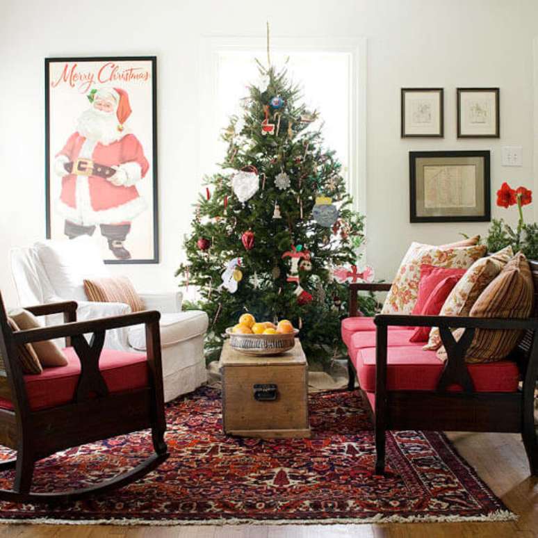 17. Decoração de sala de estar com quadro do papai noel na decoração – Por: Homedit