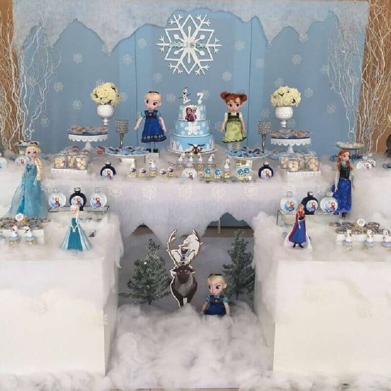 45. Delicada decoração para festa da Frozen com bonecos dos personagens – Foto: Art em Festa Decorações