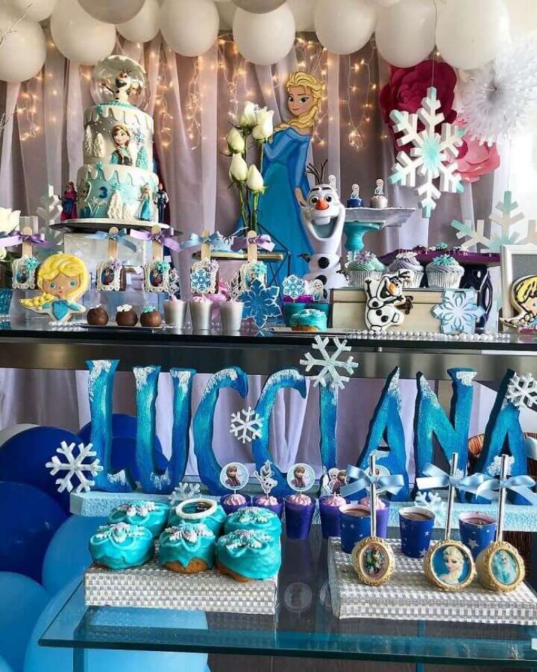 48. Mesa decorada para festa de anivers&aacute;rio da Frozen &ndash; Foto: Triki Party