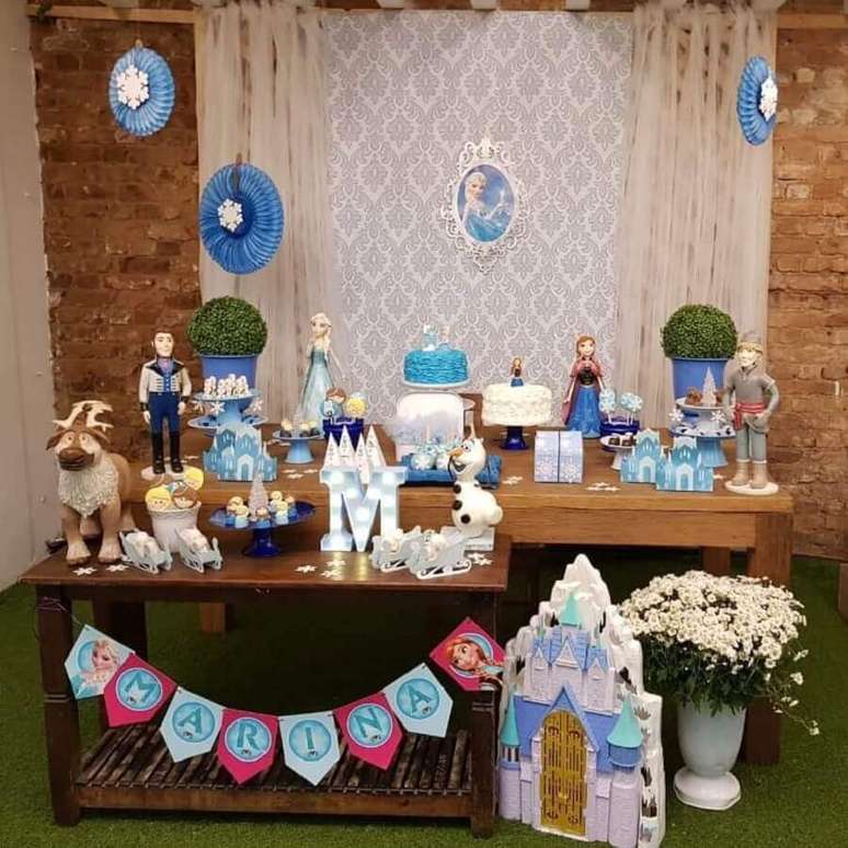 49. Detalhes r&uacute;sticos para festa simples da Frozen &ndash; Foto: Claudia Marinelli Cakes