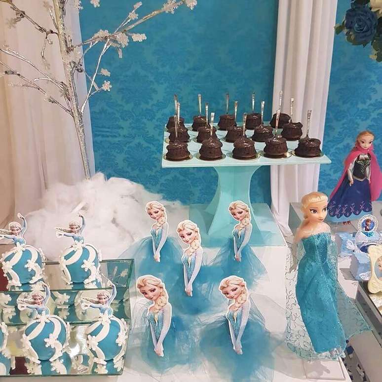 50. Docinhos decorado e bonecas das princesas para festa infantil da Frozen – Foto: Mimos da Lalá