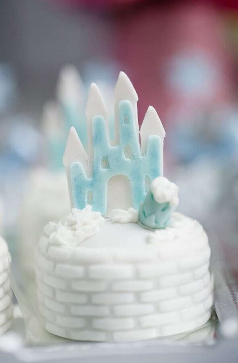 51. Docinhos decorados com castelo para festa de aniversário da Frozen – Foto: Assetproject