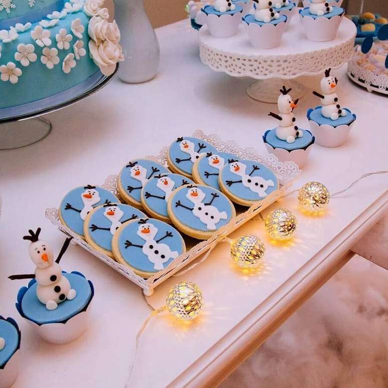 5. Invista em doces personalizados para compor a decoração da festa infantil da Frozen – Foto: Di Nicole Ateliê