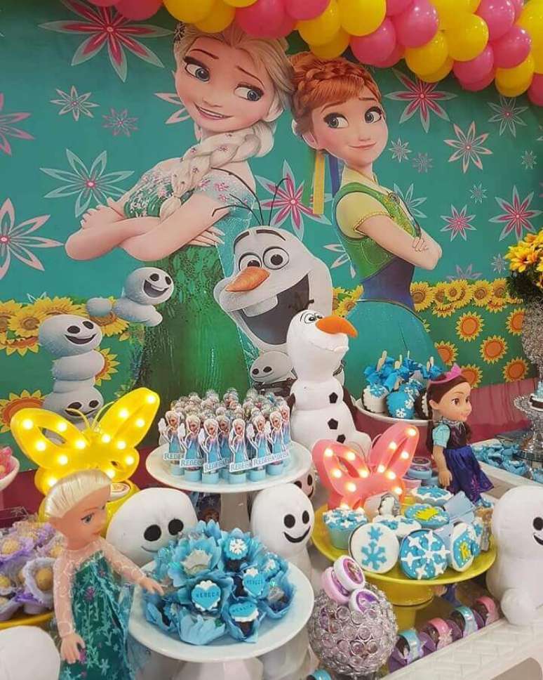 7. A festa da Frozen também pode ganhar uma decoração bem colorida – Foto: Perla