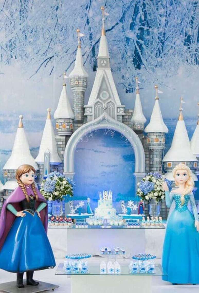 82. Linda decoração para festa da Frozen com castelo ao fundo e bonecas em tamanhos reais – Foto: Pinterest