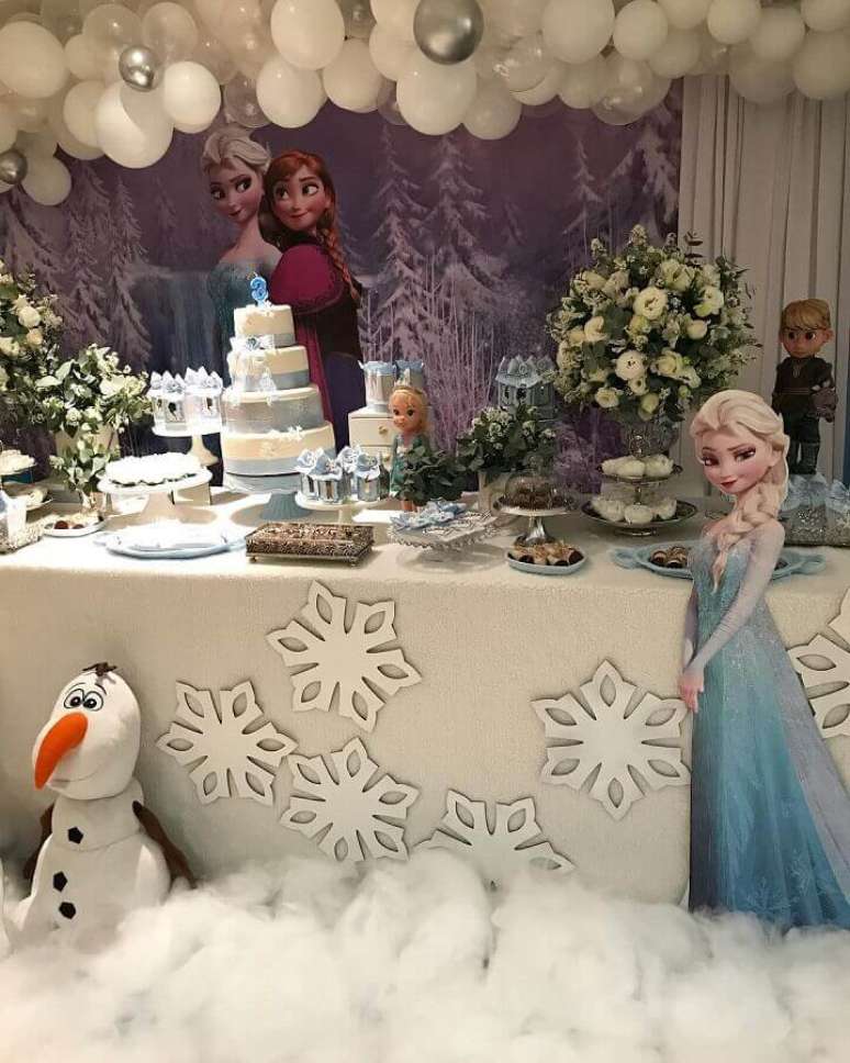55. Os bonecos dos personagens fazem toda a diferença na decoração de festa da Frozen – Foto: Scotti Produções