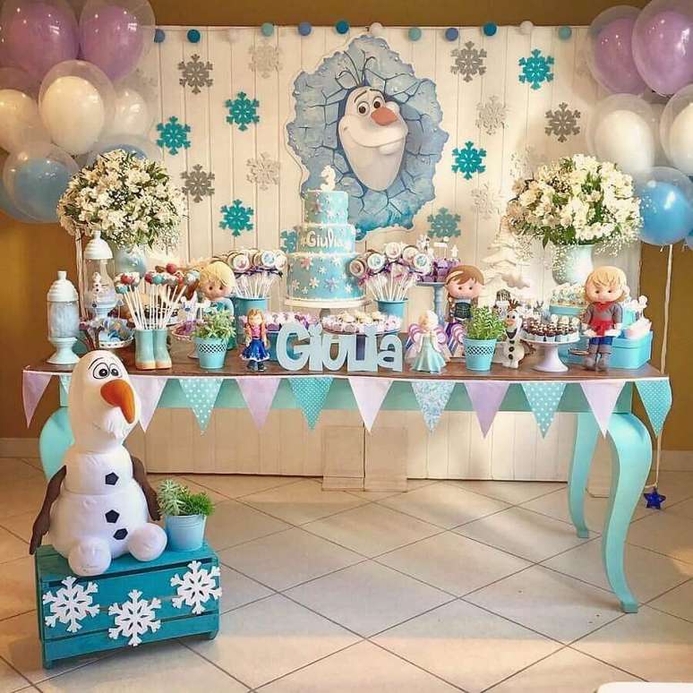 57. Decora&ccedil;&atilde;o para festa da Frozen simples com bal&otilde;es e bandeirinhas de papel &ndash; Foto: Poesia em Festa