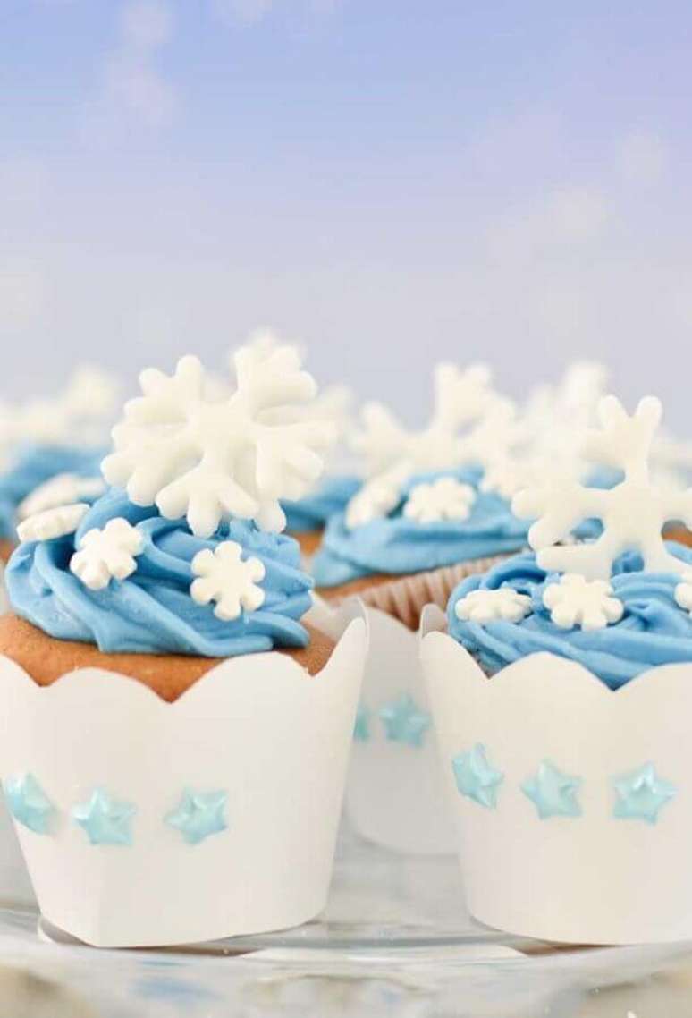 83. Cupcakes decorados com flocos de neve para festa infantil da Frozen – Foto: Pinosy