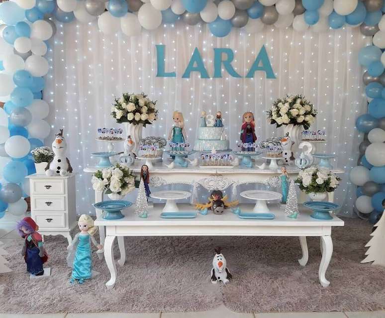 61. Festa infantil da Frozen decorada com arranjo de bolas azuis e brancas e luzinhas &ndash; Foto: Arco Iris Festas