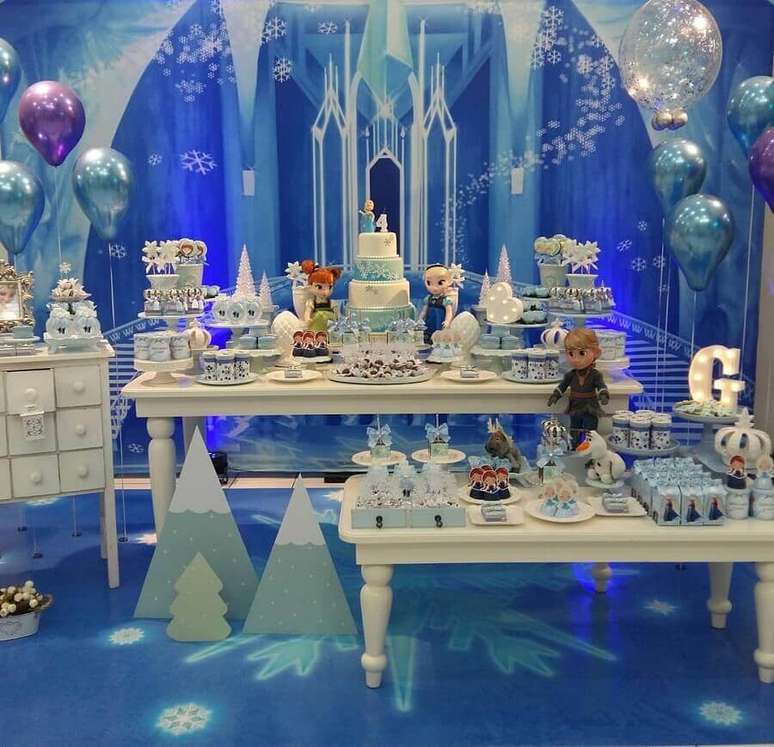 62. Linda decora&ccedil;&atilde;o para festa infantil da Frozen com painel de castelo e bal&otilde;es metalizados &ndash; Foto: Ana Agostini Decora&ccedil;&otilde;es
