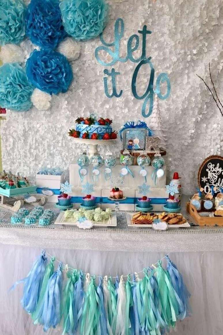 64. Delicada decora&ccedil;&atilde;o para festa simples da Frozen &ndash; Foto: Catch My Party