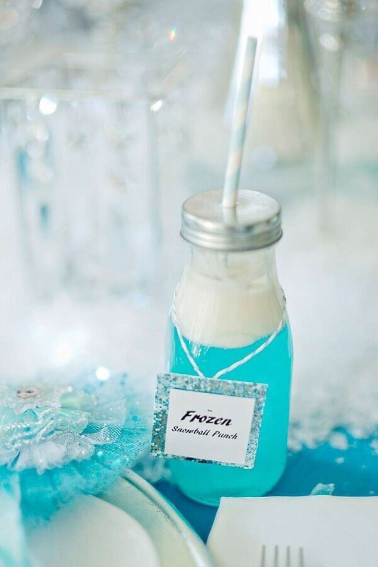 65. Garrafinha de vidro com bebida azul para festa infantil da Frozen – Foto: Hello Wonderful