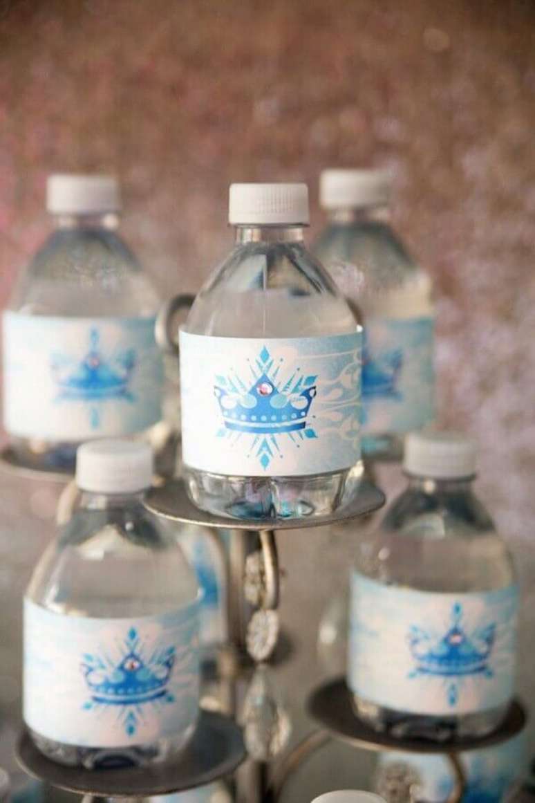 66. Garrafinhas de água personalizada para festa da Frozen – Foto: Kara’s Party Ideas