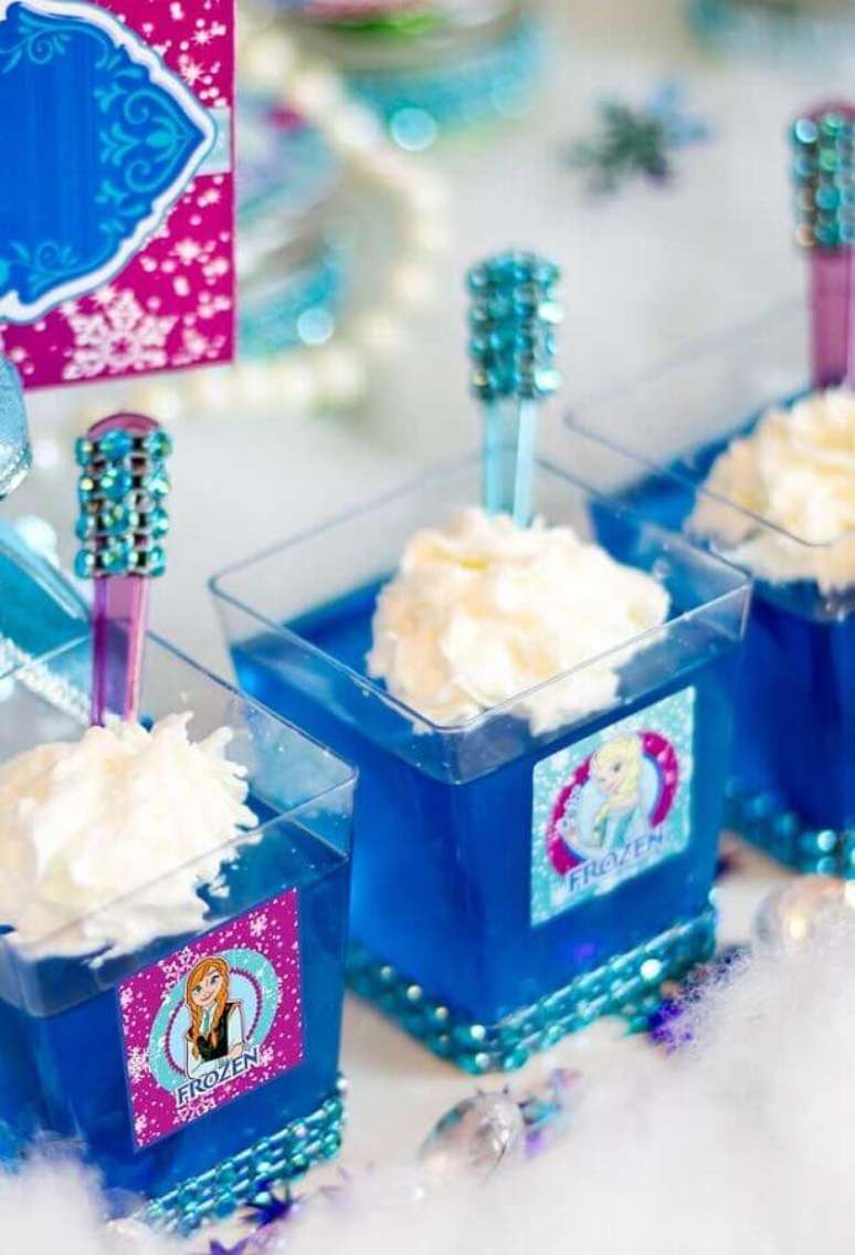 84. A gelatina azul é uma excelente opção de doce para a festa infantil da Frozen – Foto: Ideias Decor