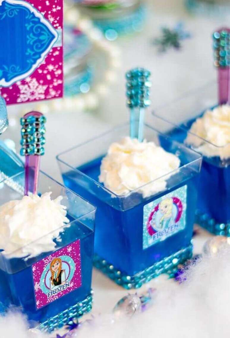 84. A gelatina azul &eacute; uma excelente op&ccedil;&atilde;o de doce para a festa infantil da Frozen &ndash; Foto: Ideias Decor