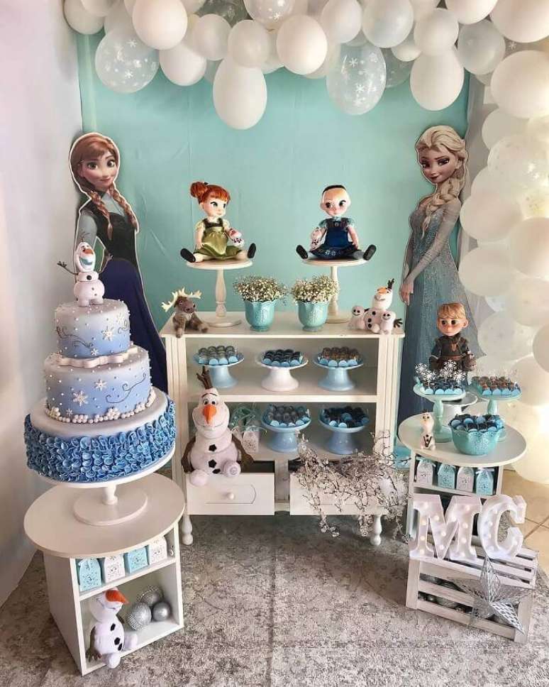 69. Decora&ccedil;&atilde;o para festa simples da Frozen com bolas brancas e bolo 3 andares &ndash; Foto: Casa em Festa
