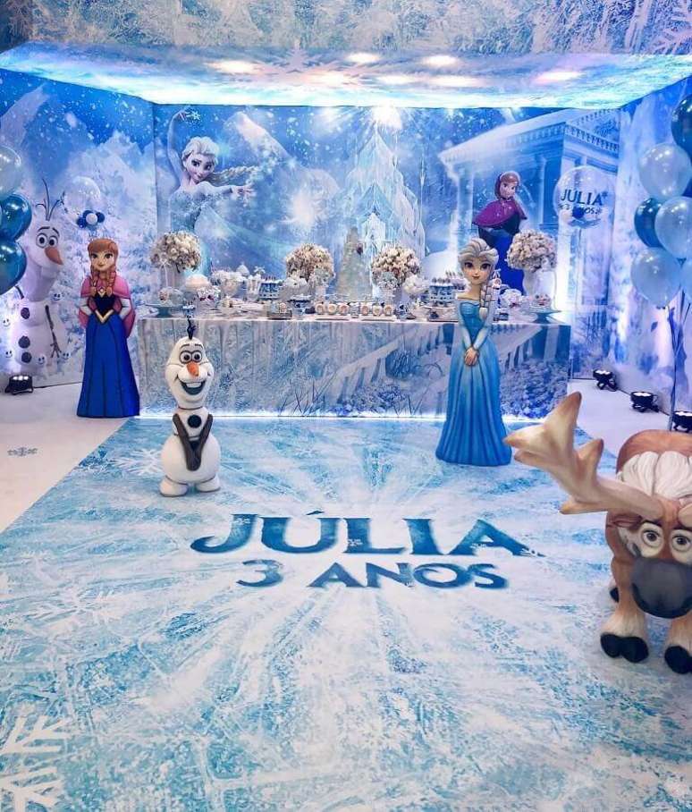 74. Linda decoração de festa da Frozen toda azul com bonecas em tamanho real – Foto: Areta e Ariane Carvalho