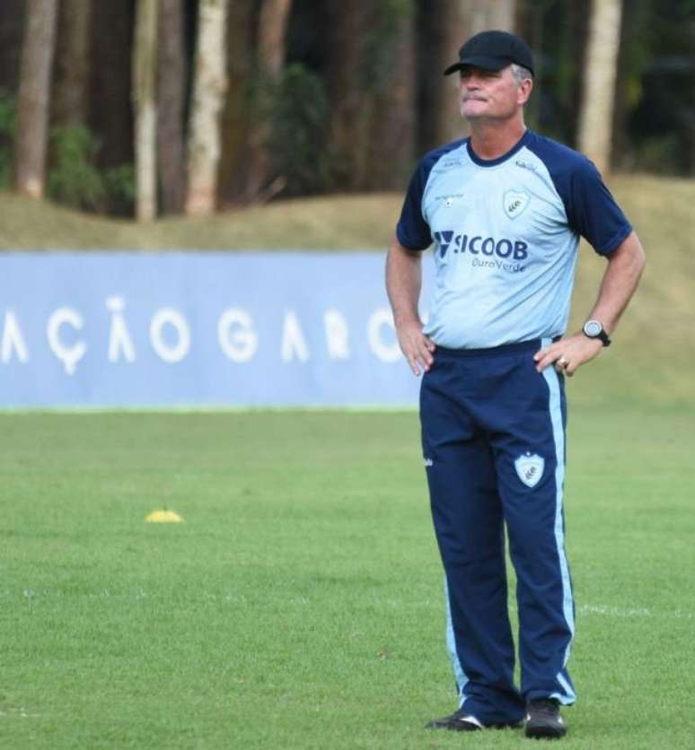 O técnico Mazola tem promovido diversas mudanças na equipe do Londrina (Foto: Gustavo Oliveira/Londrina Esporte Clube)