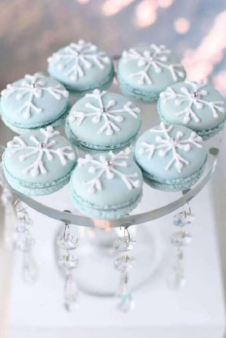 4. Macarons decorados com desenhos de flocos de neve para festa de aniversário da Frozen – Foto: A Minha Festinha
