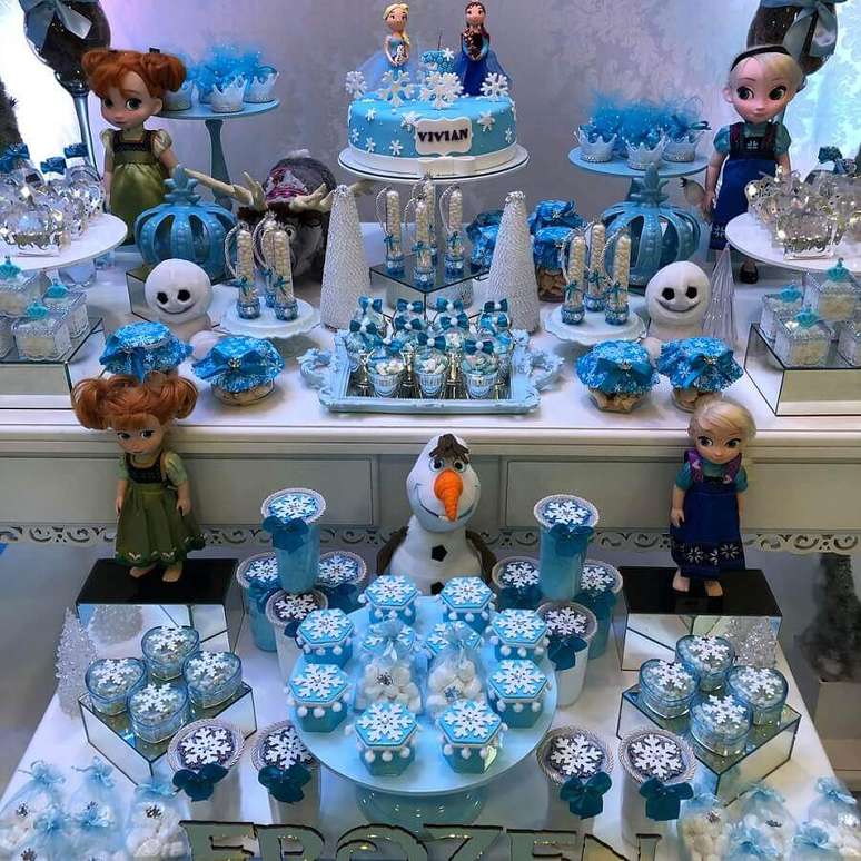 77. Linda mesa de festa infantil da Frozen decorada com bonecos dos personagens e doces personalizados &ndash; Foto: Planeta Festa