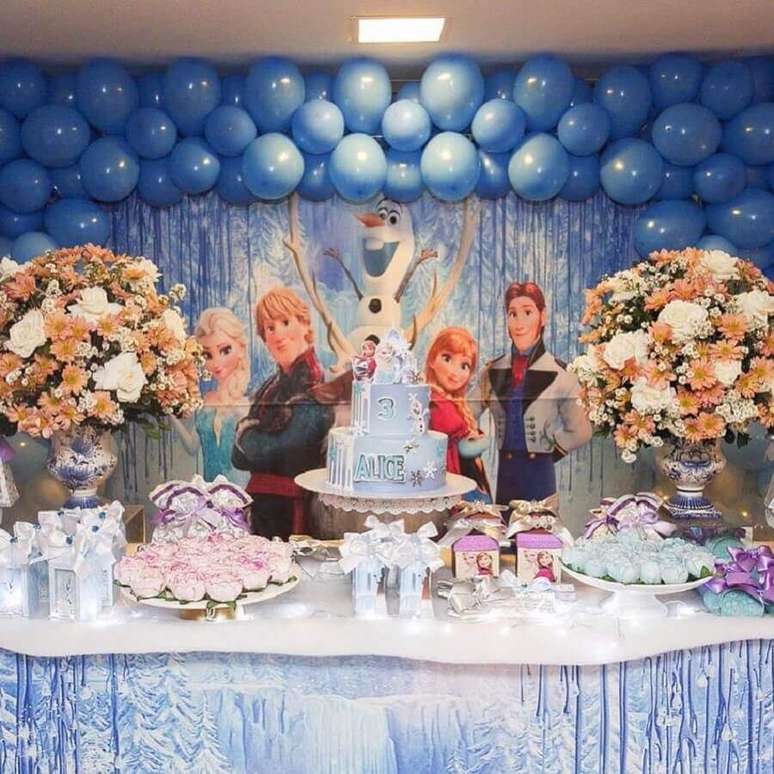 78. O painel também deve ser escolhido para combinar com a decoração de festa da Frozen – Foto: Artes com a Mão