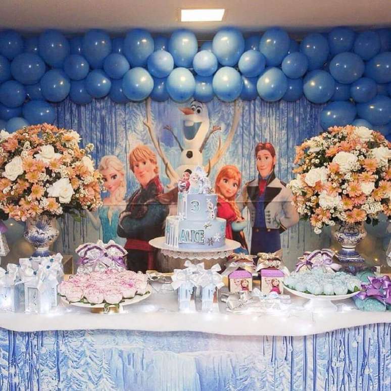 78. O painel tamb&eacute;m deve ser escolhido para combinar com a decora&ccedil;&atilde;o de festa da Frozen &ndash; Foto: Artes com a M&atilde;o