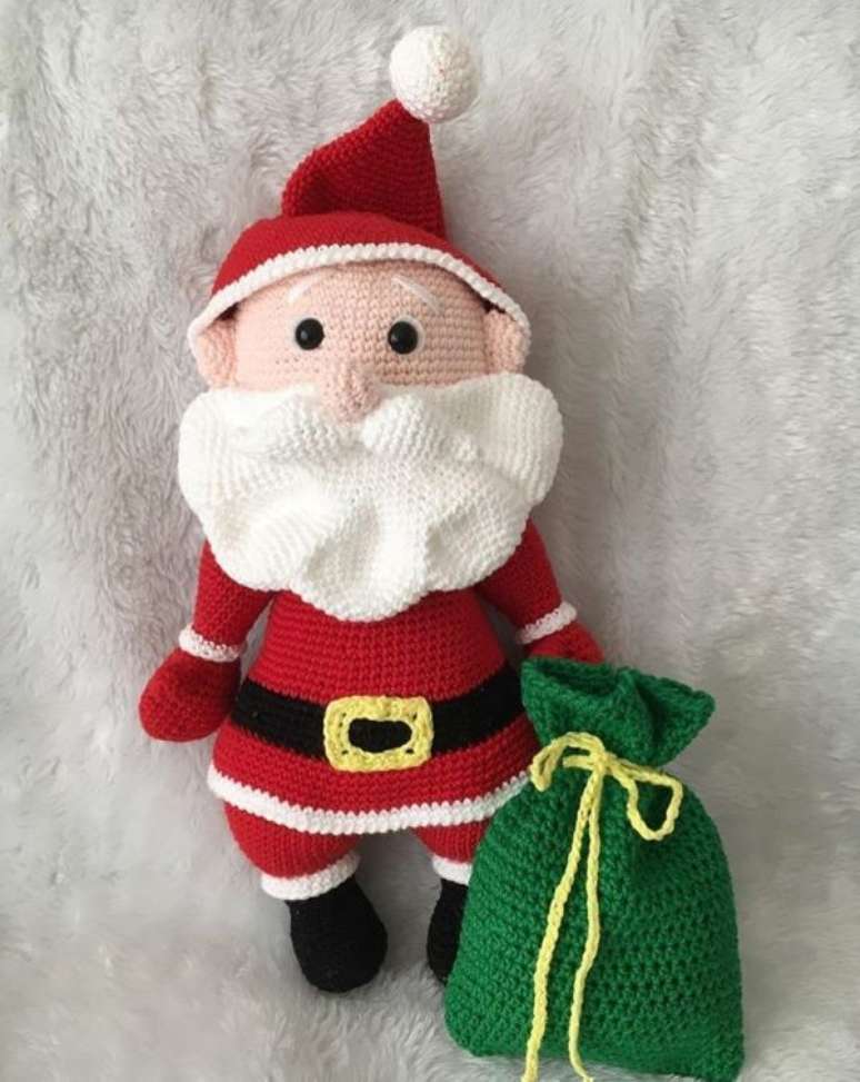 34. O papai noel de amirugumi é perfeito para decorar o quarto – Por: Raiane Barros