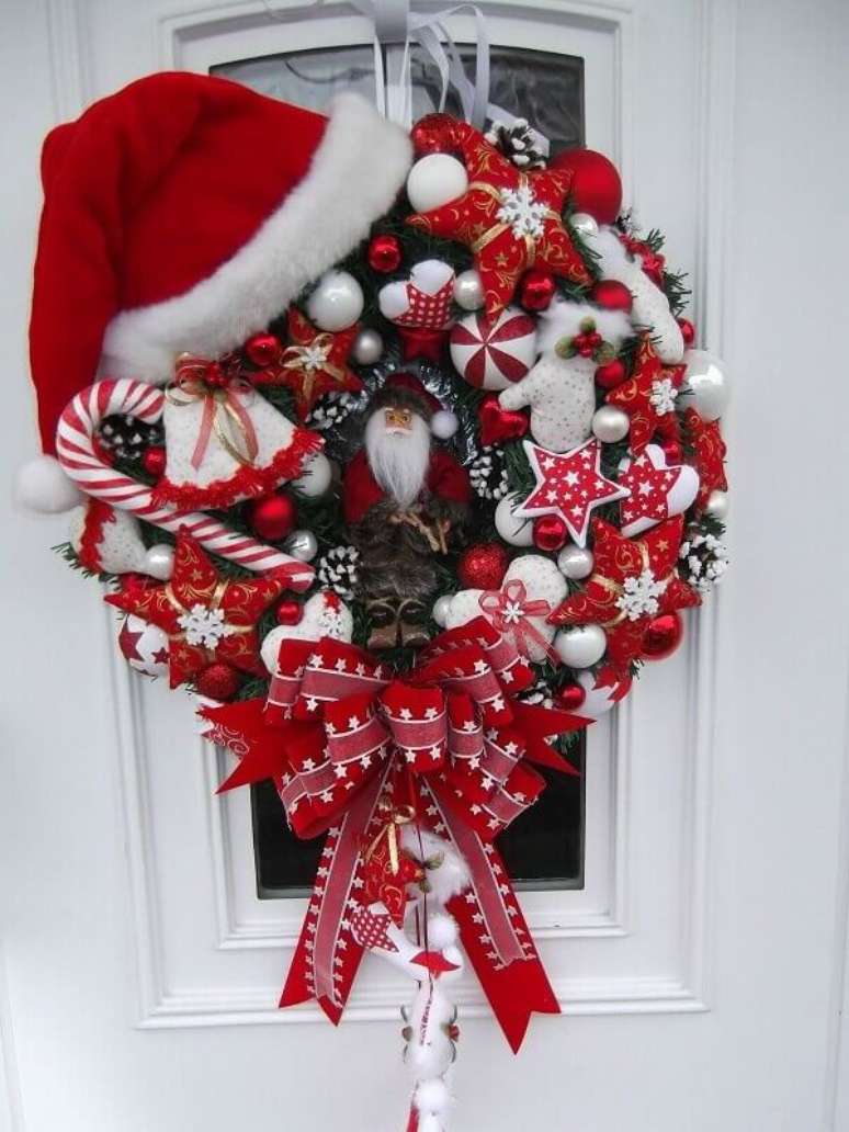 37. Guirlanda do papai noel para decorar a porta de casa – Por: Pinterest