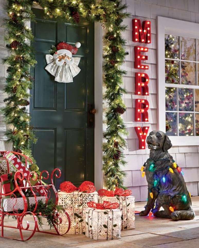 4. Porta de casa enfeitada com o papai noel, luzes e presentes – Por: Countrydoor