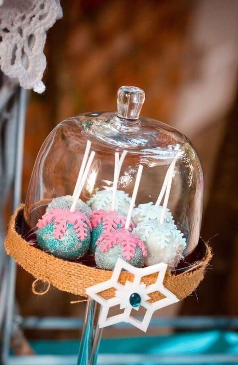 80. Redoma com docinhos para decoração de festa da Frozen – Foto: Pinterest