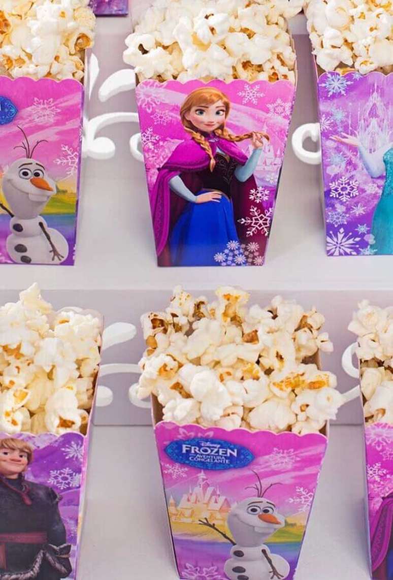 85. Invista em saquinhos de pipoca personalizados para a festa de anivers&aacute;rio da Frozen &ndash; Foto: Ideias Decor