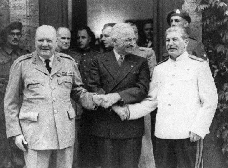 Churchill, Truman e Stalin, no tempo em tudo eram rosas.
