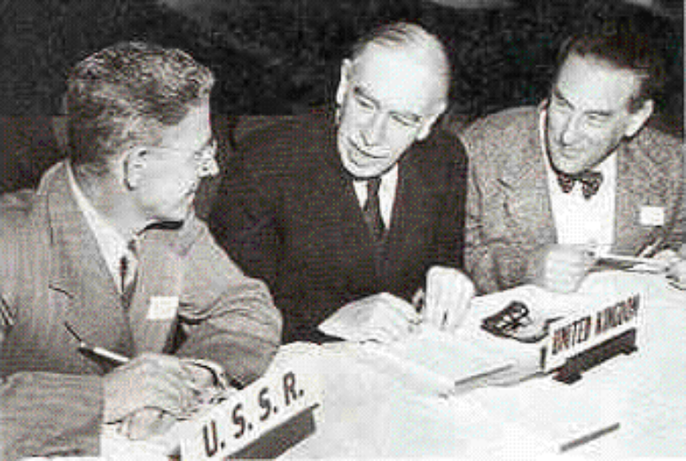 Keynes e o representante soviético na fundação do FMI (1944).