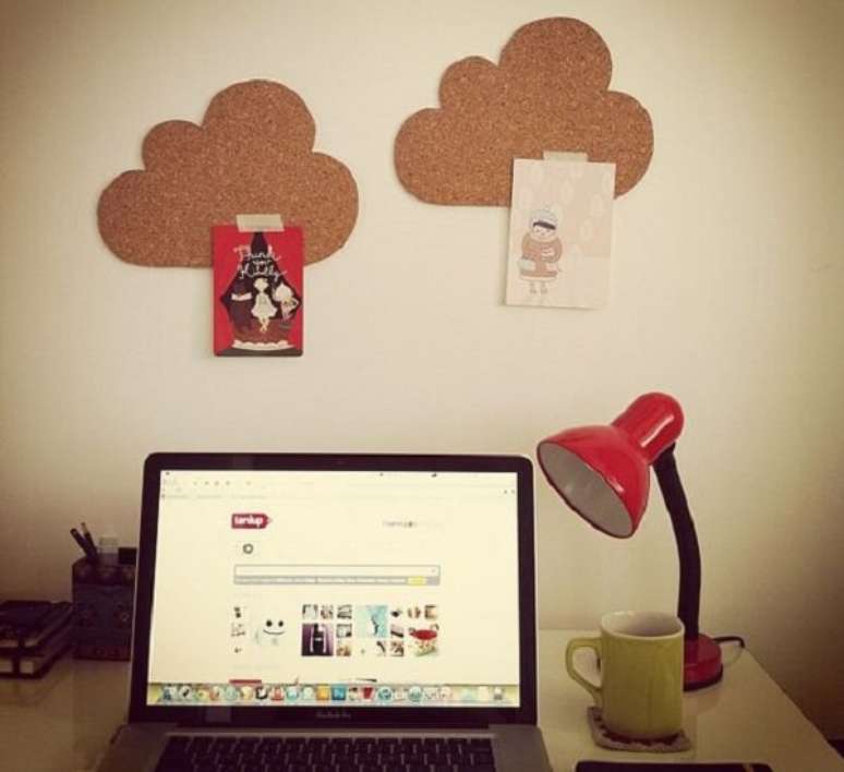 11. Ambiente decorado com quadro de corti&ccedil;a em formato de nuvem. Fonte: Pinterest