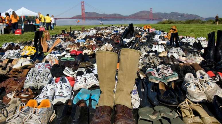Uma campanha com sapatos simboliza as 1,7 mil pessoas que se mataram ao pular da Ponte Golden Gate desde sua inauguração, em 1937