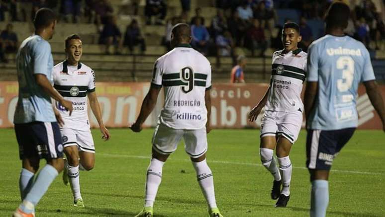 Jogadores do Coritiba comemoram gol contra o São Bento