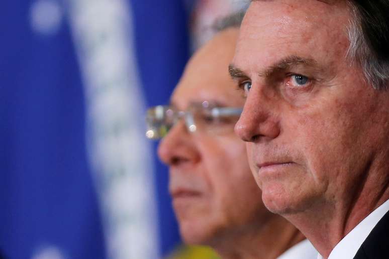 Presidente Jair Bolsonaro ao lado do ministro da Economia, Paulo Guedes, durante cerimônia no Palácio do Planalto
15/10/2019 REUTERS/Adriano Machado 