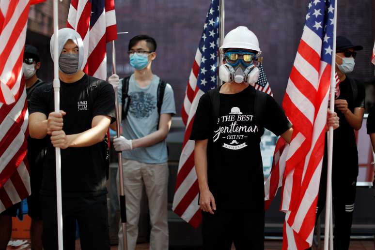 Manifestantes seguram bandeiras dos EUA em protesto contra o governo em Hong Kong
20/09/2019
REUTERS/Jorge Silva