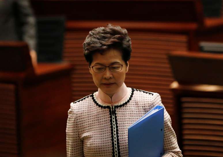 Chefe do Executivo de Hong Kong, Carrie Lam, deixa o Conselho Legislativo após receber vaias de parlamentares de oposição
16/10/2019
REUTERS/Kim Kyung-Hoon