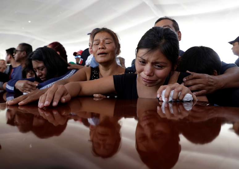 Familiares comparecem a enterro de policial morto em troca de tiros no México
15/10/2019
REUTERS/Alan Ortega