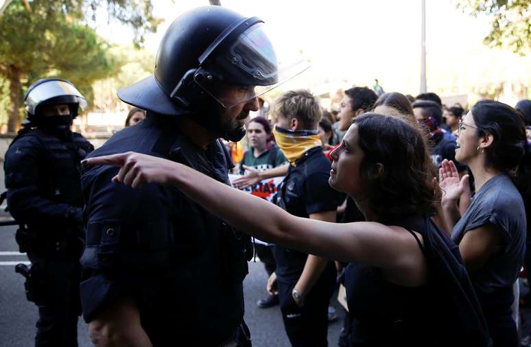 Mulher discute com policial durante protesto de estudantes em Barcelona
16/10/2019
REUTERS/Rafael Marchante